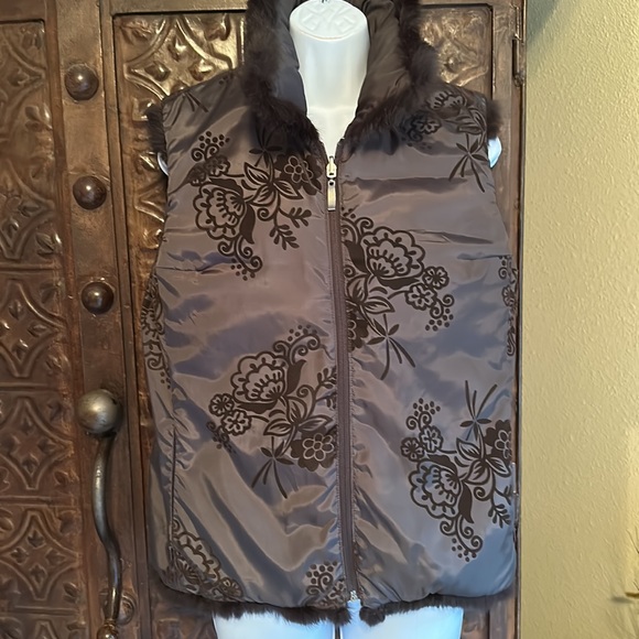 Reversible Montana Co vest trimmed with faux fur—size medium - Picture 2 of 9